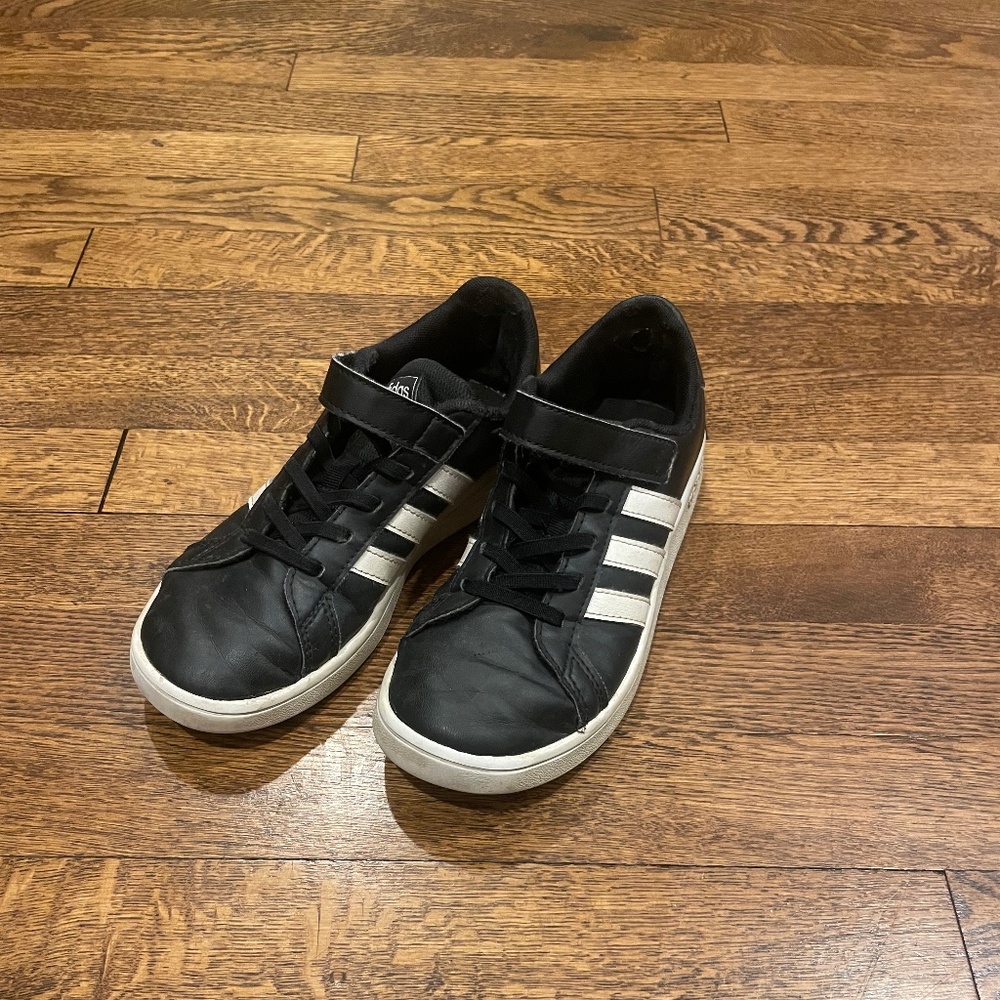 Boys size 2.5 Adidas Sneakers